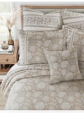 Beige & white Quilt, includes 3 pcs set. Reversible pattern 100% cotton 🤎🤍 GWP